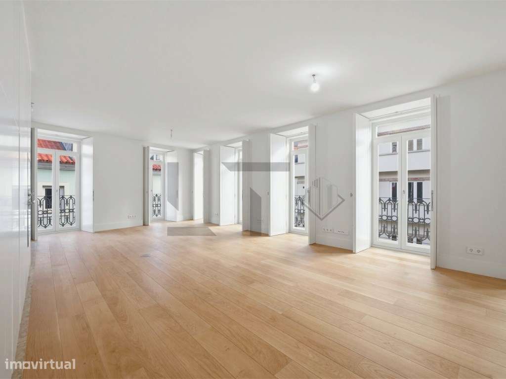 Apartamento T2 com Garagem para Venda junto à Av. da Liberdade, Lisboa-0