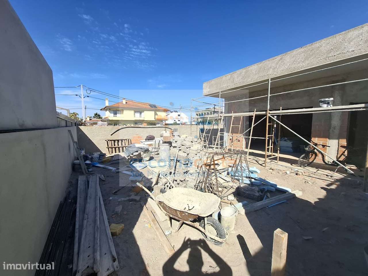 MORADIA TÉRREA T4 ISOLADA EM CONSTRUÇÃO - FERNÃO FERRO - Grande imagem: 4/38