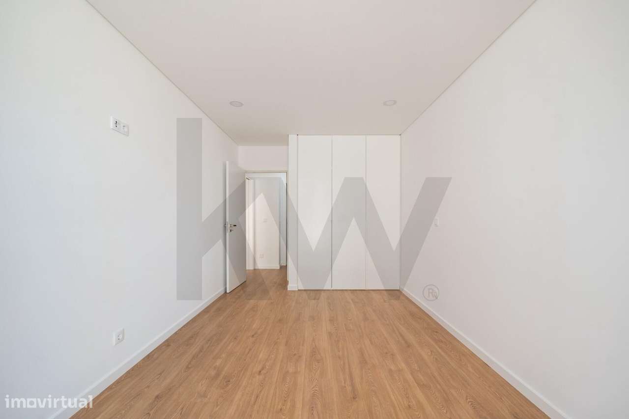 Luminoso Apartamento T2 NOVO com Terraço e Garagem Fechada — Quinta de-8