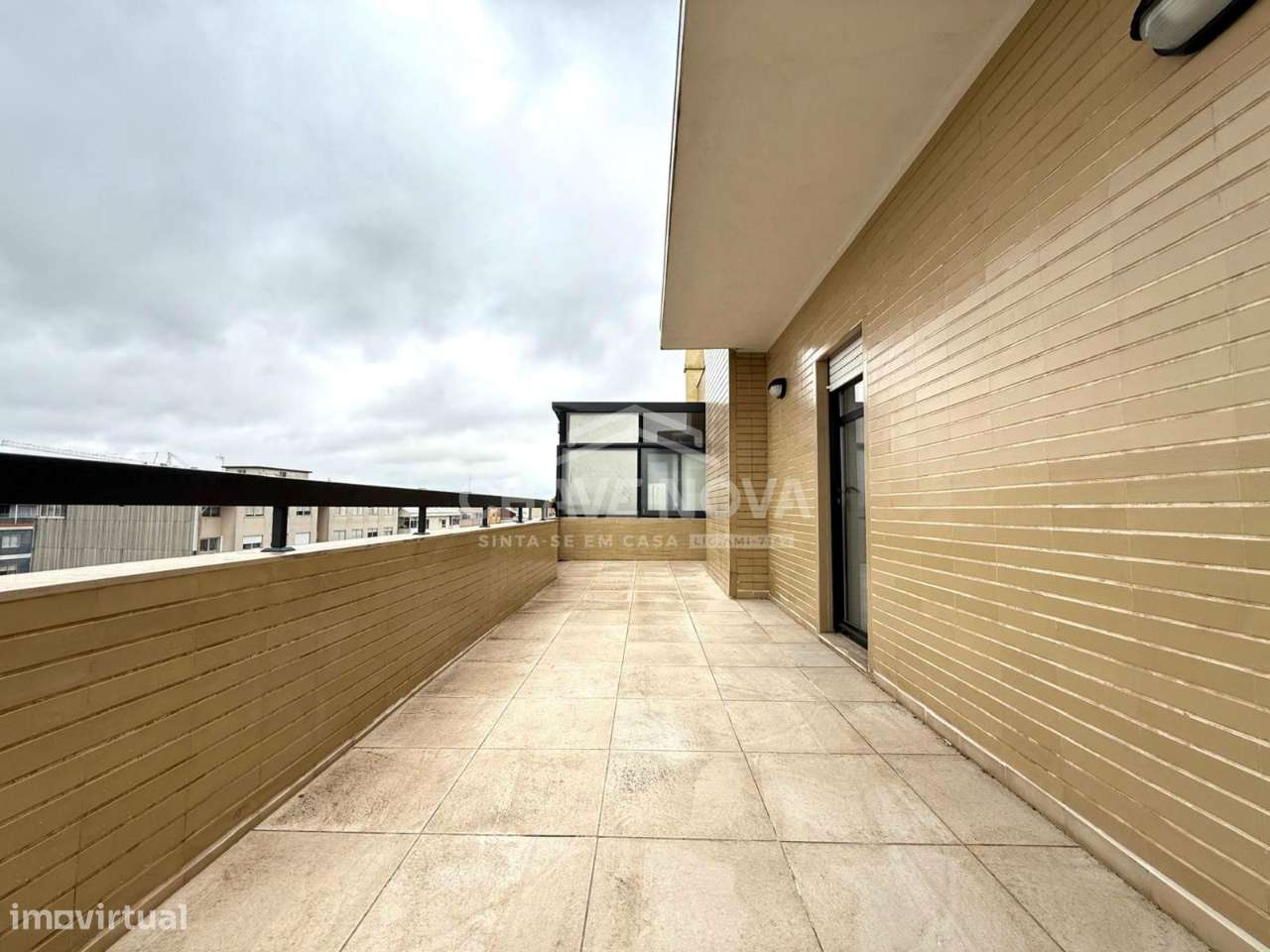 T2 Recuado com 2 Terraços, Garagem e Arrumos – Rua da Constituição - Grande imagem: 2/24