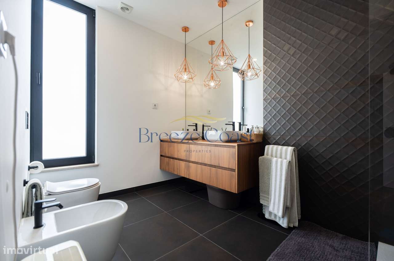 Moradia T4 de Arquitetura Distinta e Elegância Intemporal-29