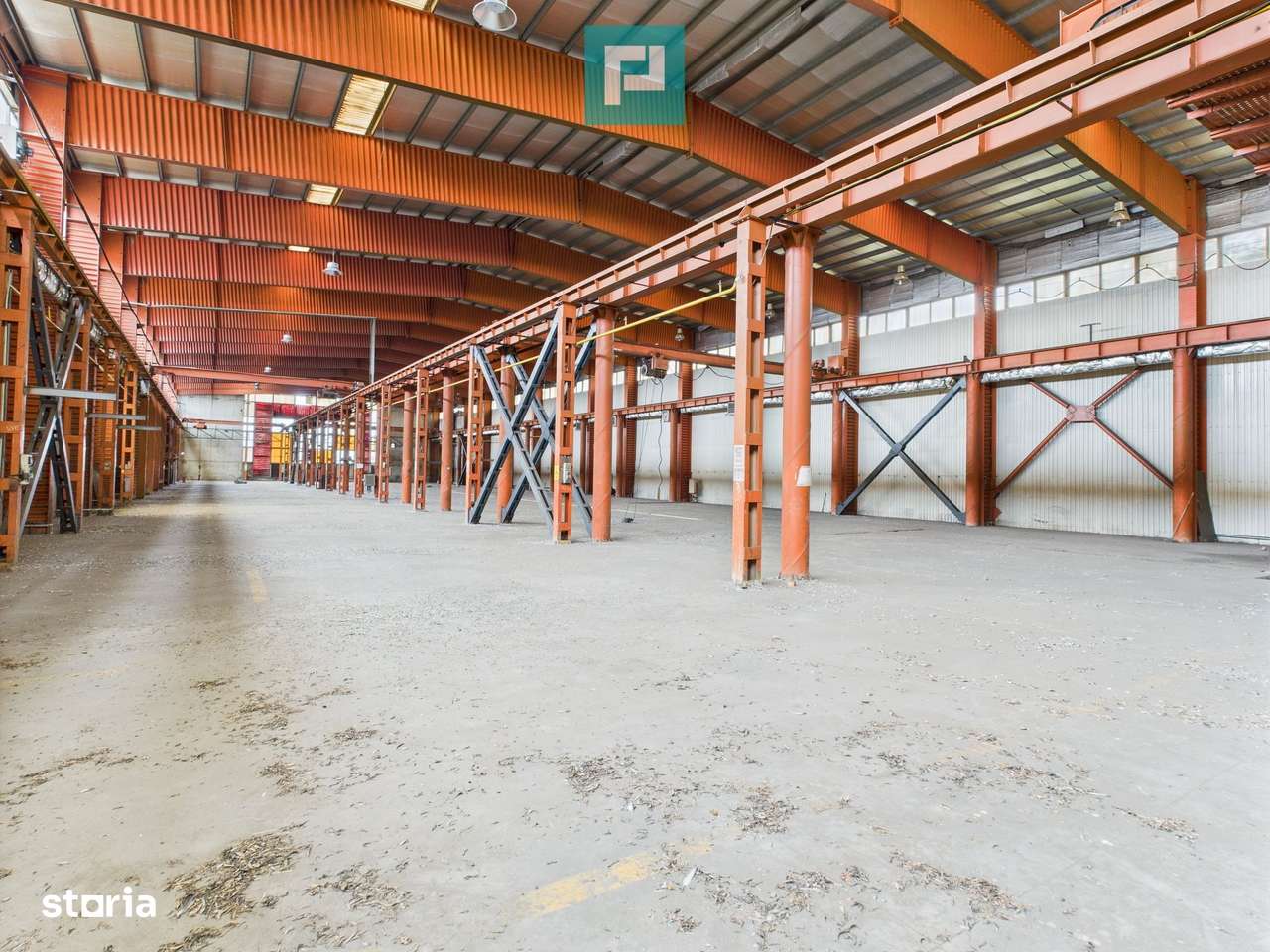 Hală industrială cu pod rulant și parcare betonată - Imagine principală: 2/12