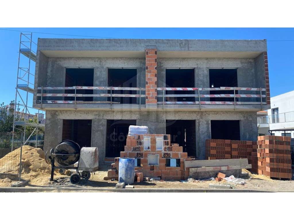 Moradia Geminada T4 - Centro de Fernão Ferro - Grande imagem: 2/13