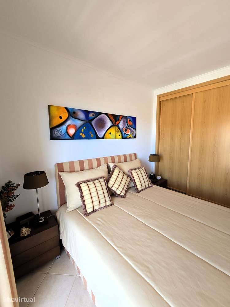 Apartamento T1 c/ Terraço, Vista Mar, Piscina e Box na Praia do Ouro-1