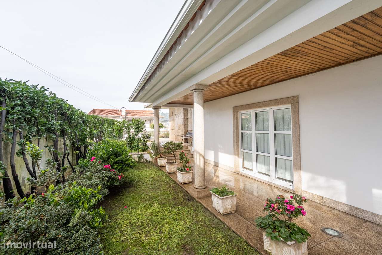 Moradia T5 Isolada com Jardim e Terraço - Grande imagem: 2/41