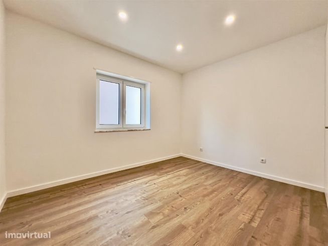 Apartamento T4 com garagem em zona da Guarda Inglesa, Santa Clara-8