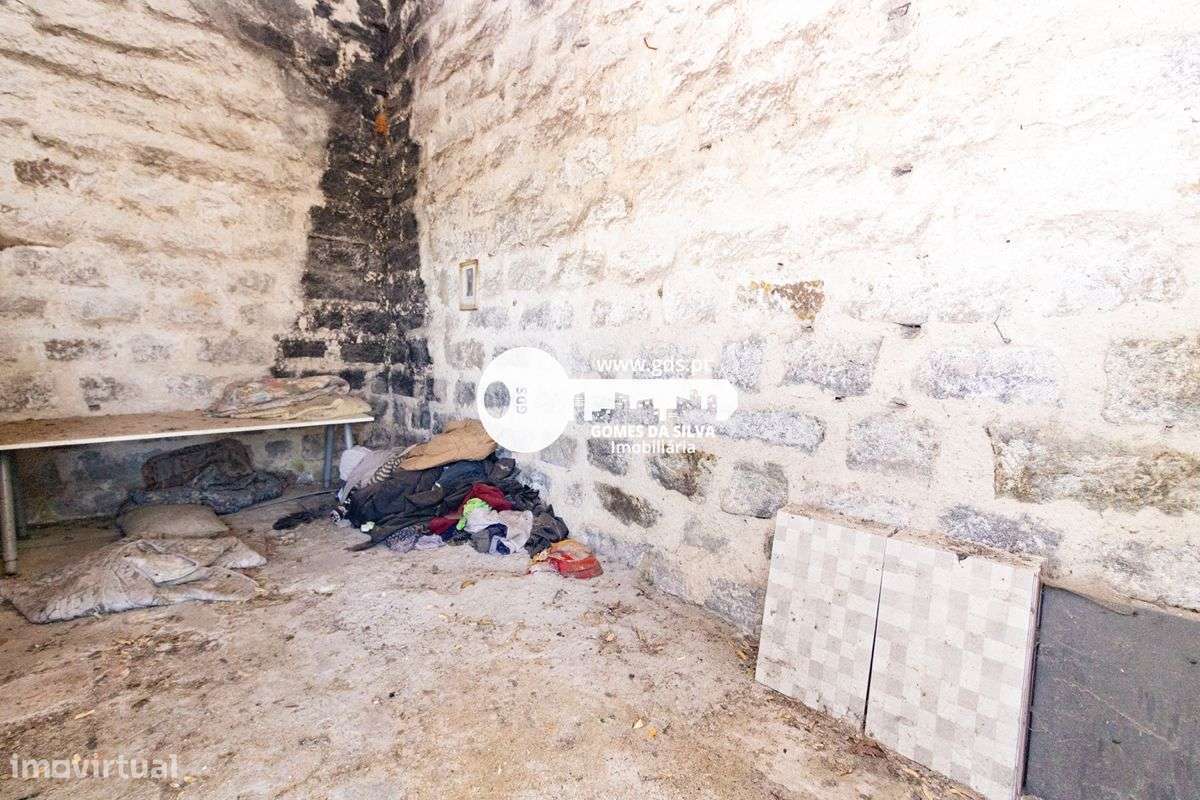 Moradia tri-familiar em ruína com afetação de comércio e habitação-11