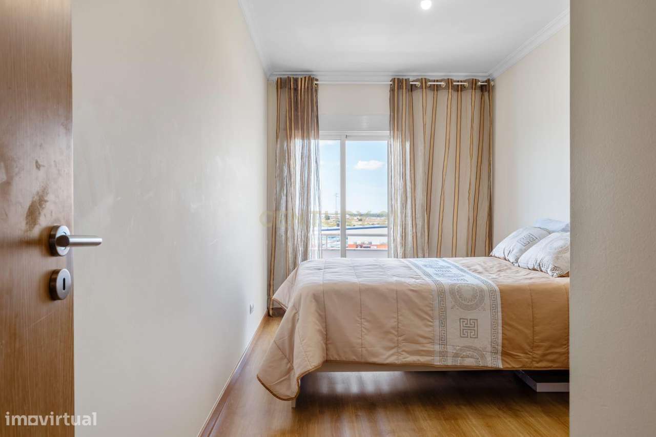 Apartamento T2 em Montijo com Parqueamento e Varandas-18