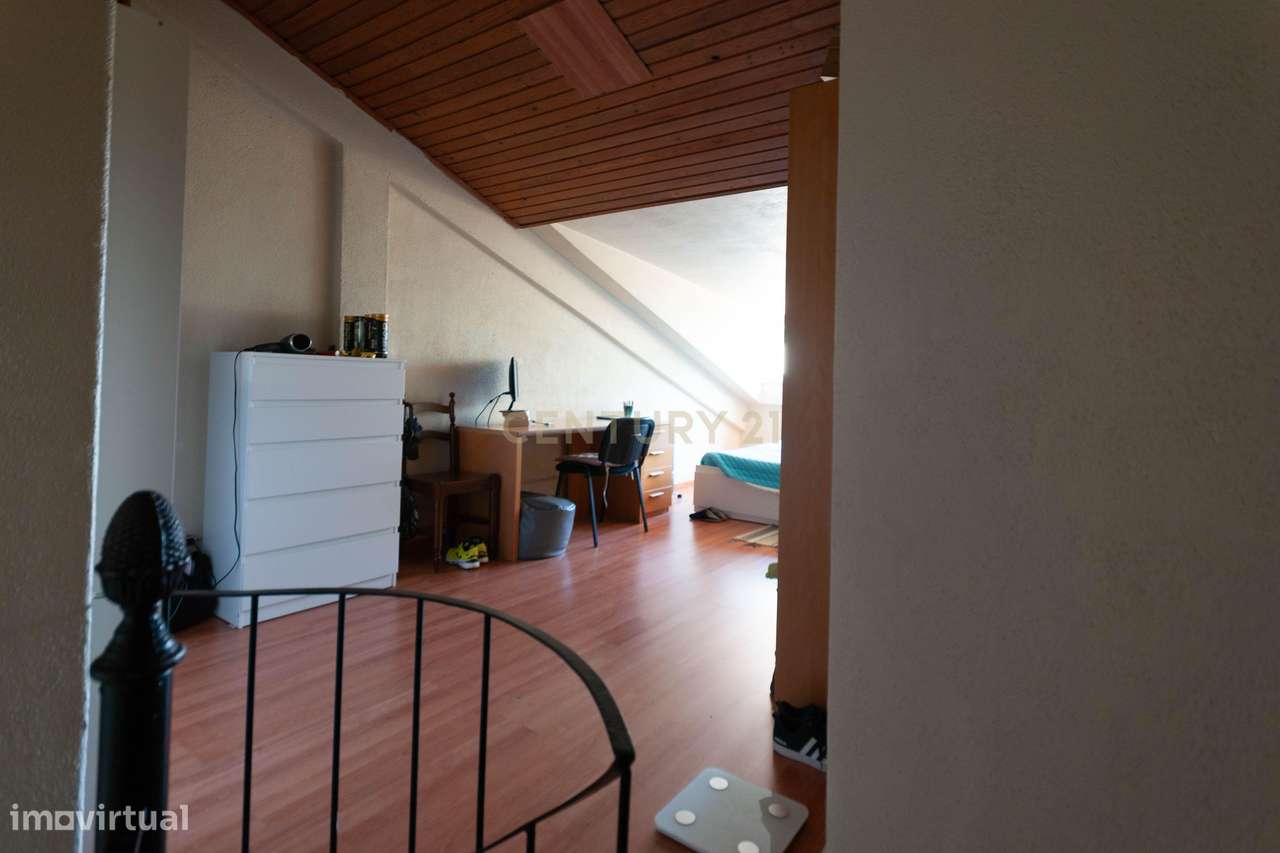 T2+1 Duplex com Garagem em Carcavelos-35