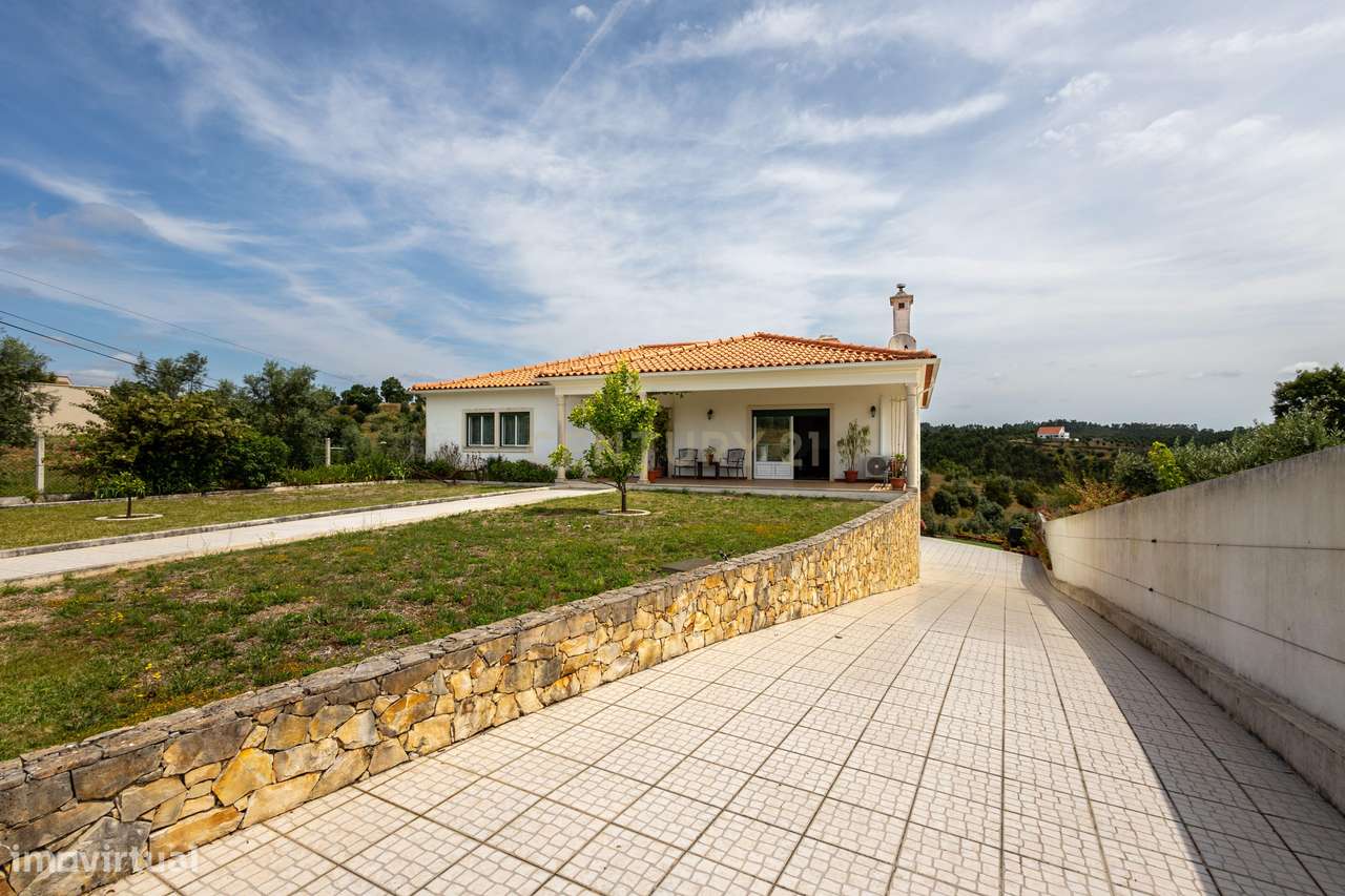 Moradia de Luxo com Vista Panorâmica sobre o Castelo do Bode e Piscina-17