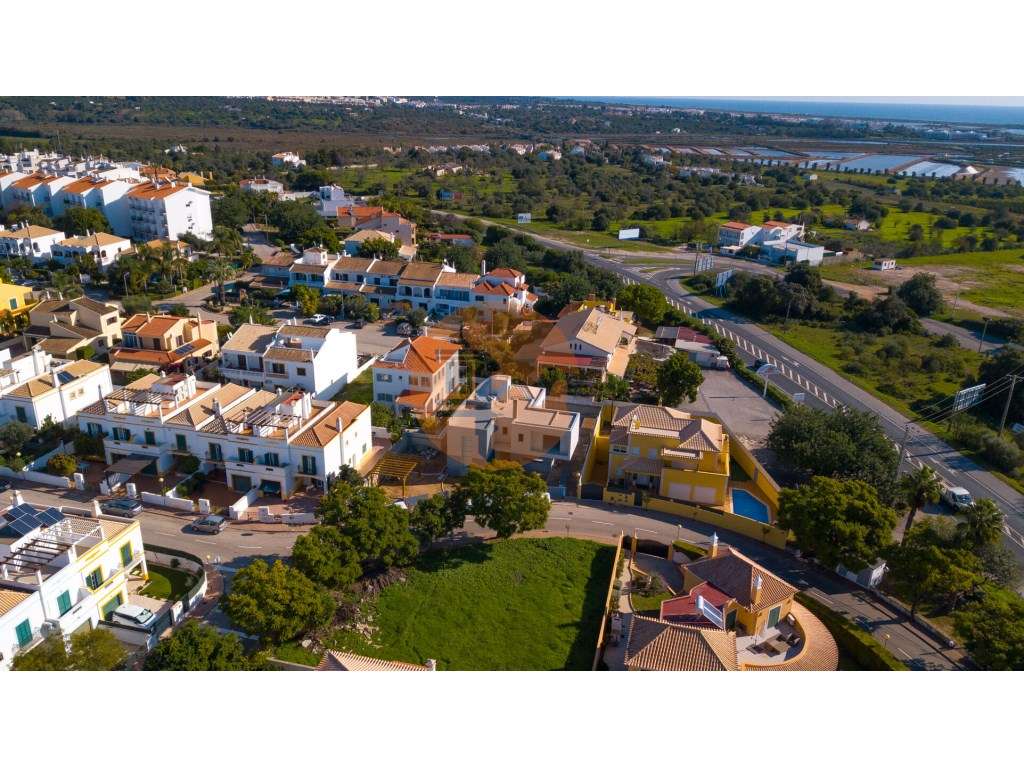 Moradia Isolada V4 com Piscina em Construção-34