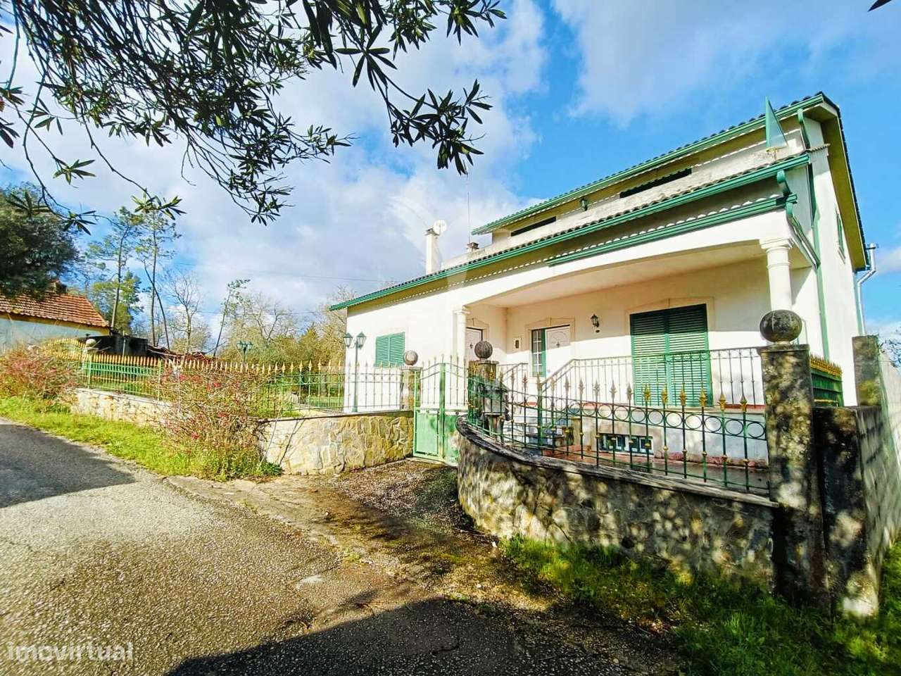 Moradia de tipologia T9, sita na Freguesia de Gondemaria e Olival. - Grande imagem: 2/39