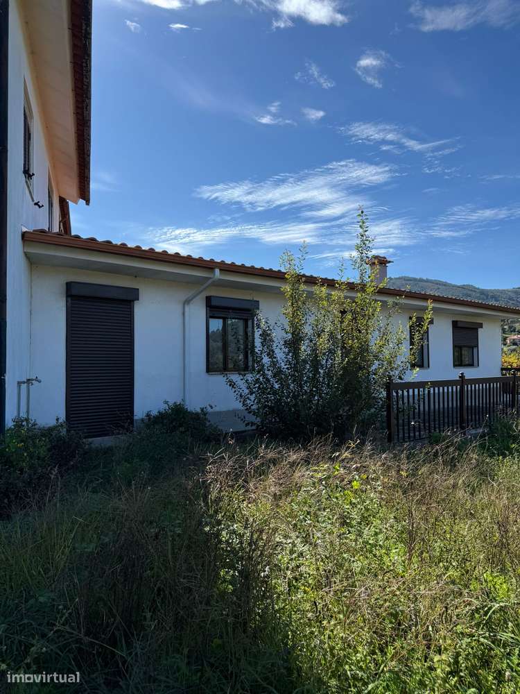 Moradia T5 em Beiral do Lima com terreno-4