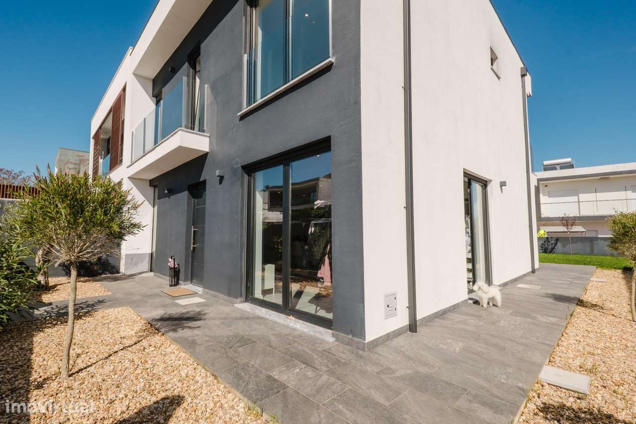 Moradia Geminada T3 com Jardim e varanda em Zona Residencial | Palmela - Grande imagem: 4/37