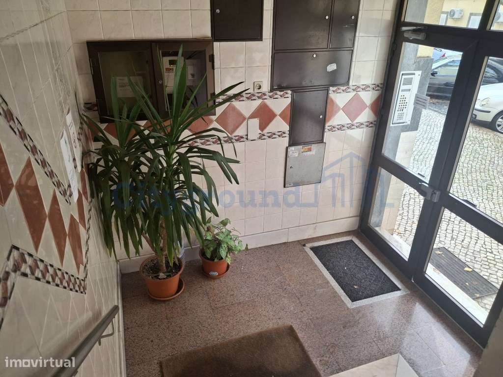 Ótimo apartamento T1 com varanda e arrecadação no Cacém - Grande imagem: 3/17