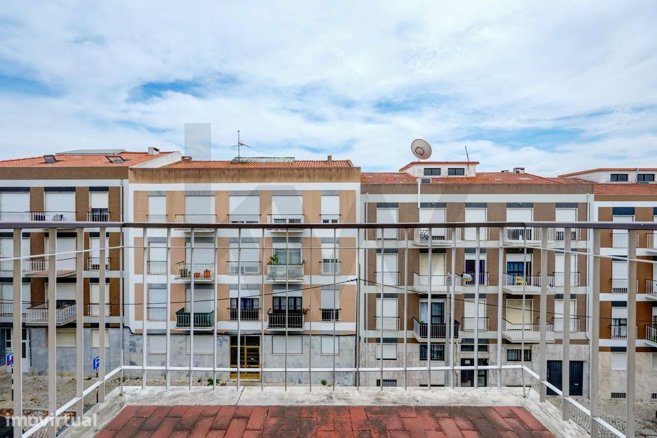Apartamento T3 Monte da Caparica Rua General Humerto Delgado-33