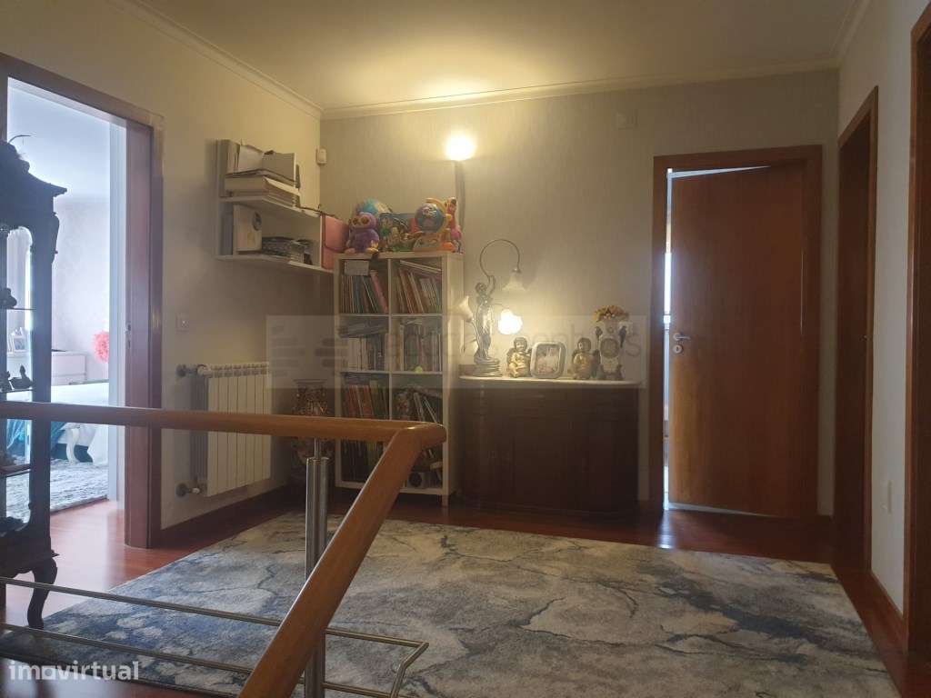 Moradia Gaveto T3 mais escritório e um apartamento T2-12