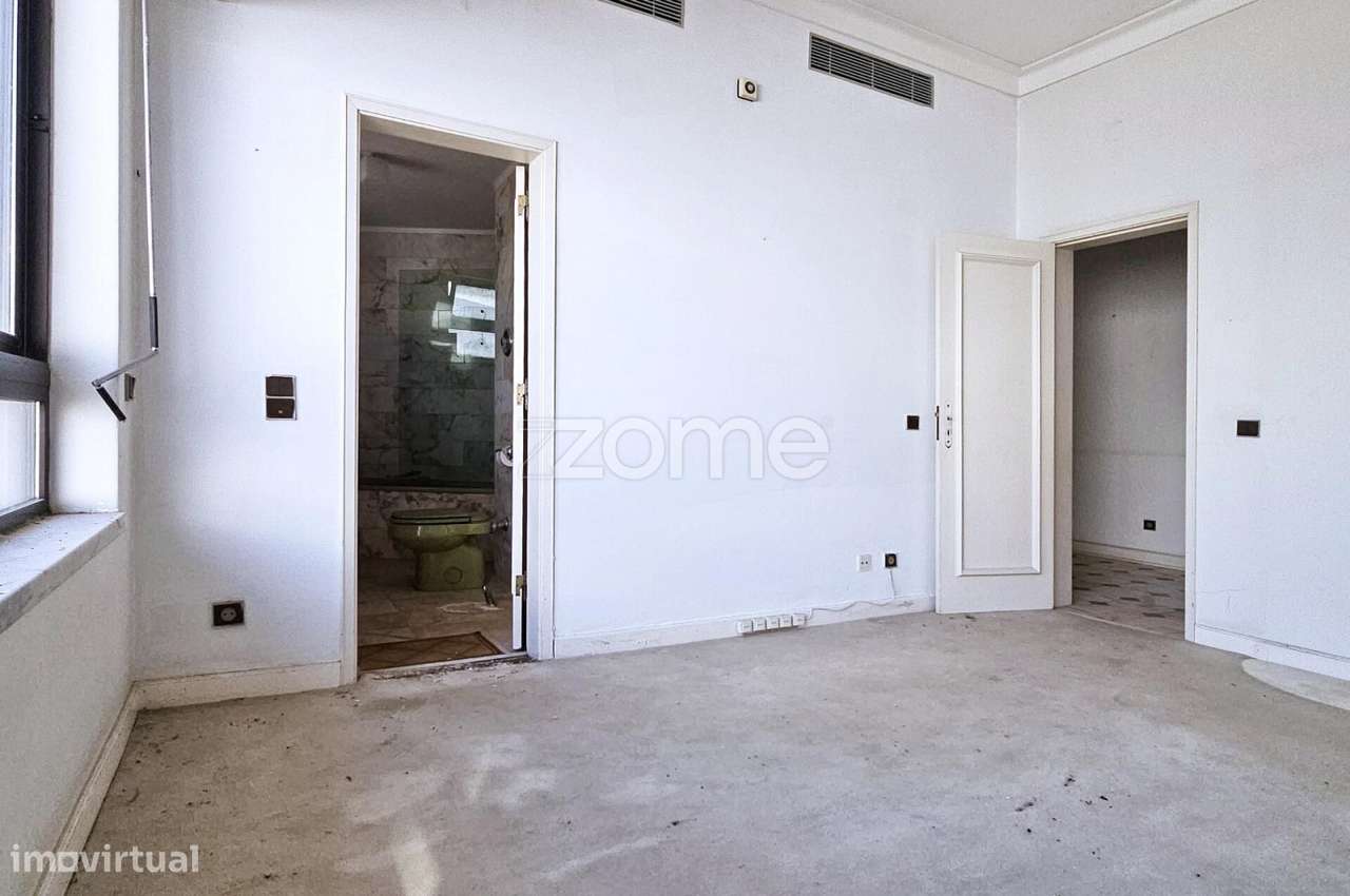 Moradia rara para Reabilitação – Vista Mar | São Pedro Estoril-16