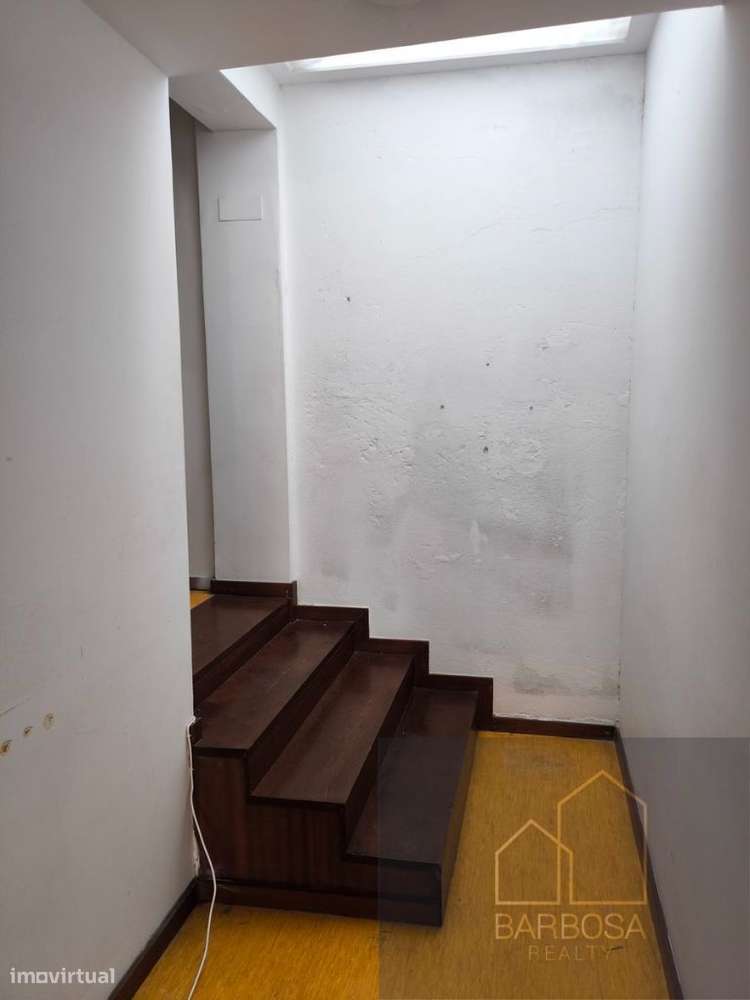 Loja de rua c/ 2 pisos, 3 WCs, 227m2 - zona movimentada Porto-9