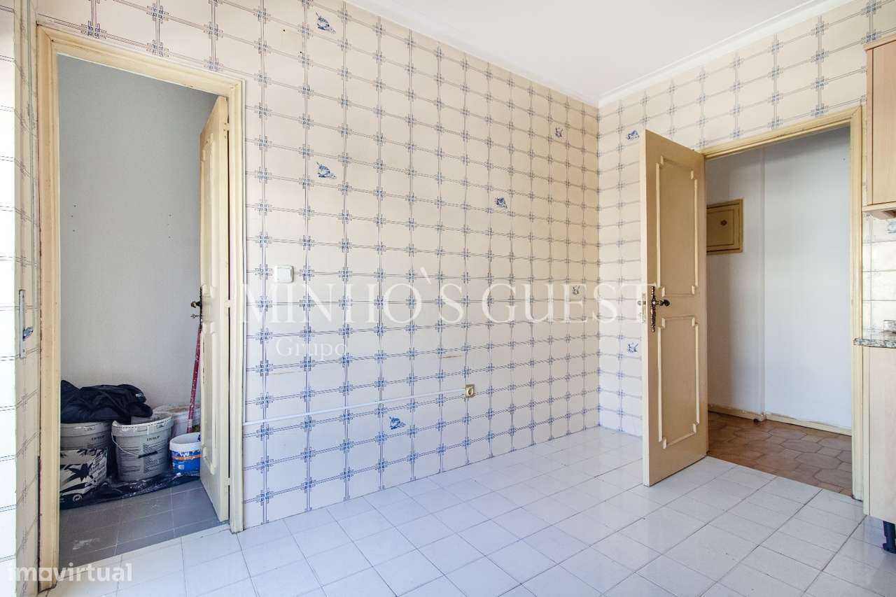 Apartamento T3 de último andar c/ varanda e vista para Av. Liberdade --19