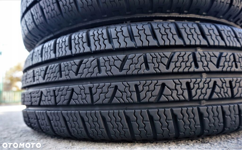 PIRELLI CARRIER WINTER 175/70R14C 95/93T AL5522** - 9