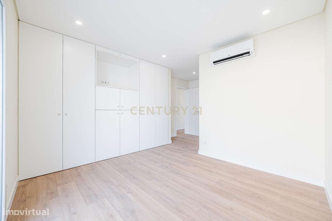 Moradia T4+1 Contemporânea com Piscina-40