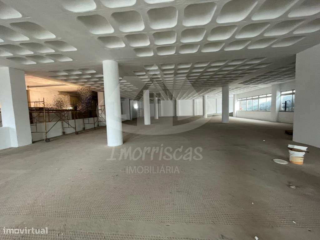 Armazém com 4.830 m², totalmente remodelado, localizado no Prior Velho - Grande imagem: 3/20