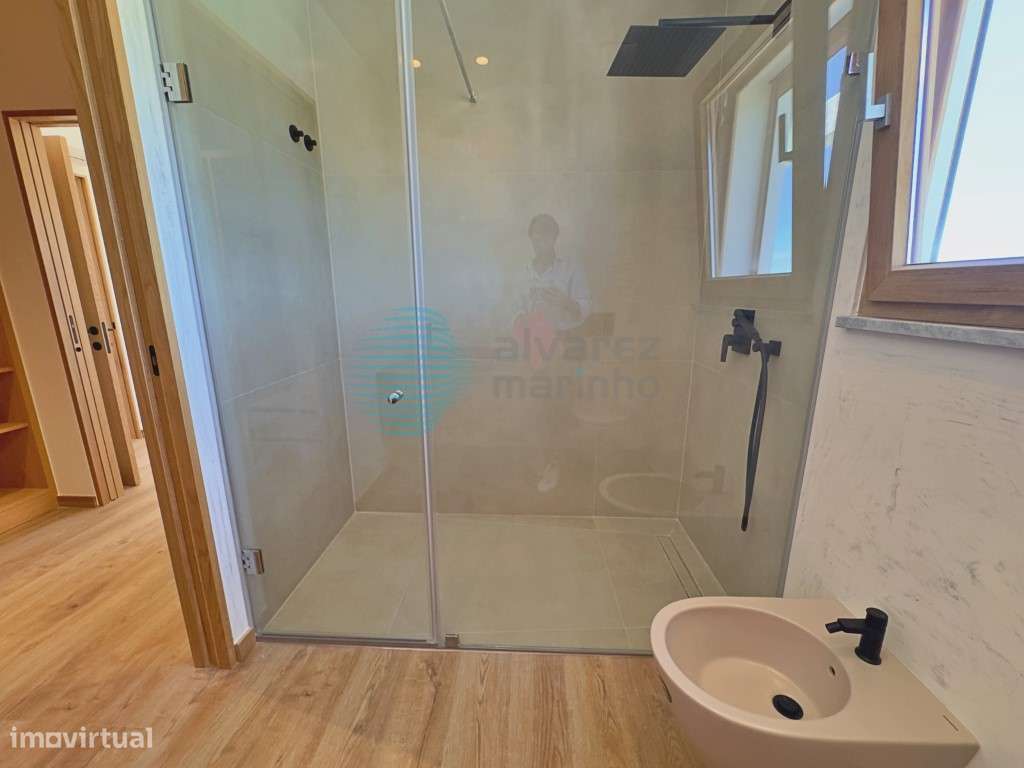 Moradia T4 Independente de Design Contemporâneo com Piscina e Garagem-18