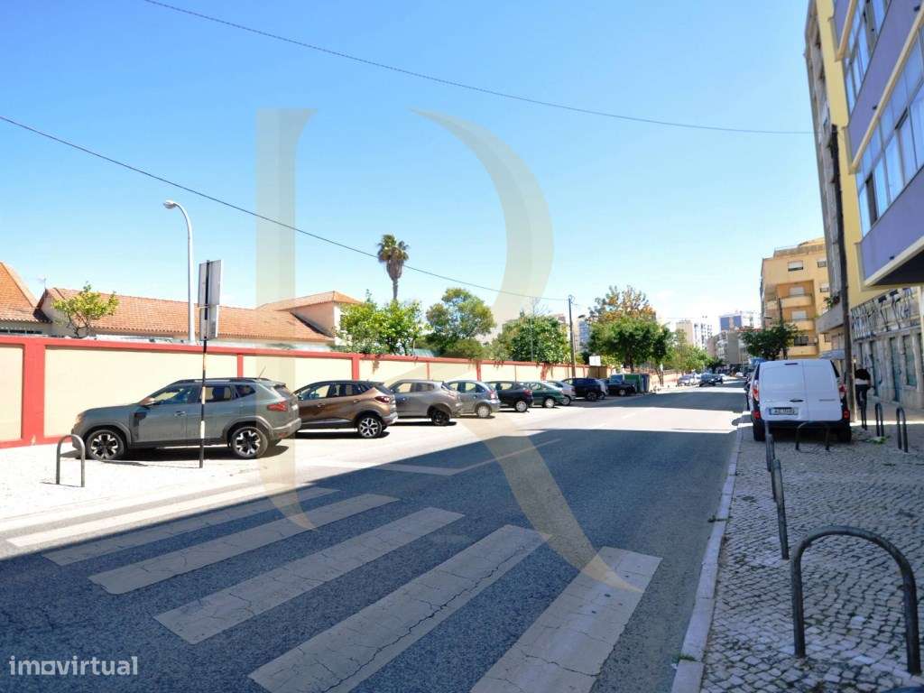 Apartamento T4 remodelado no Laranjeiro - Almada-22
