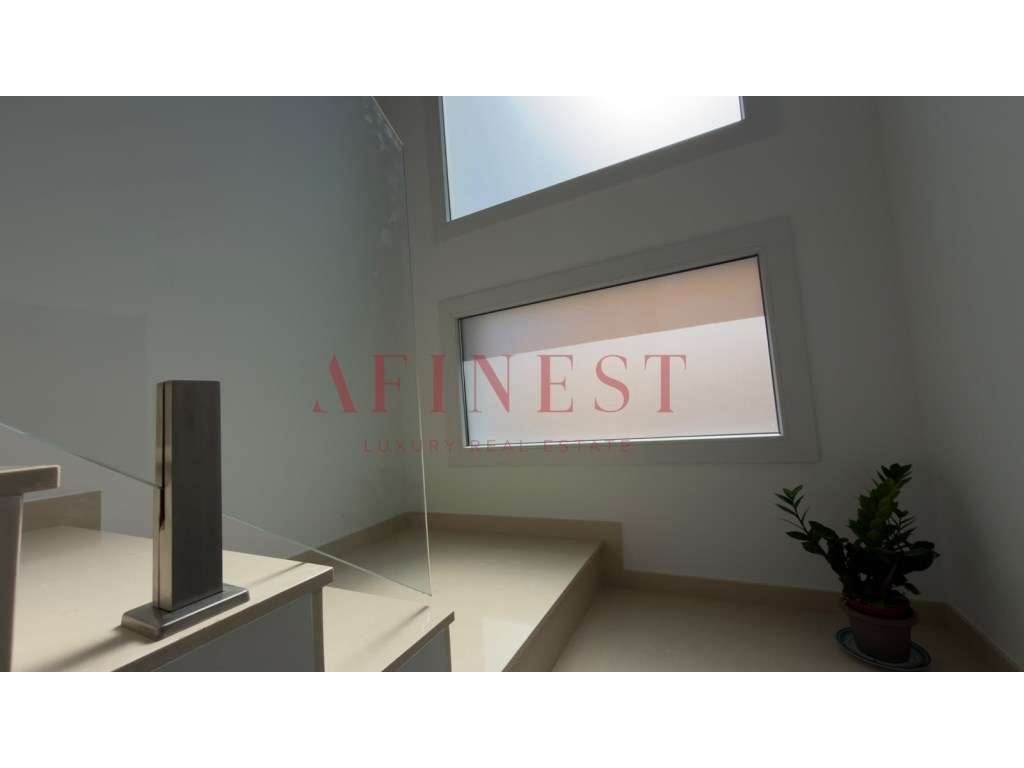 Moradia em Famões pensada para T4 | sala de 43 m² que dá 4.º quarto...-17