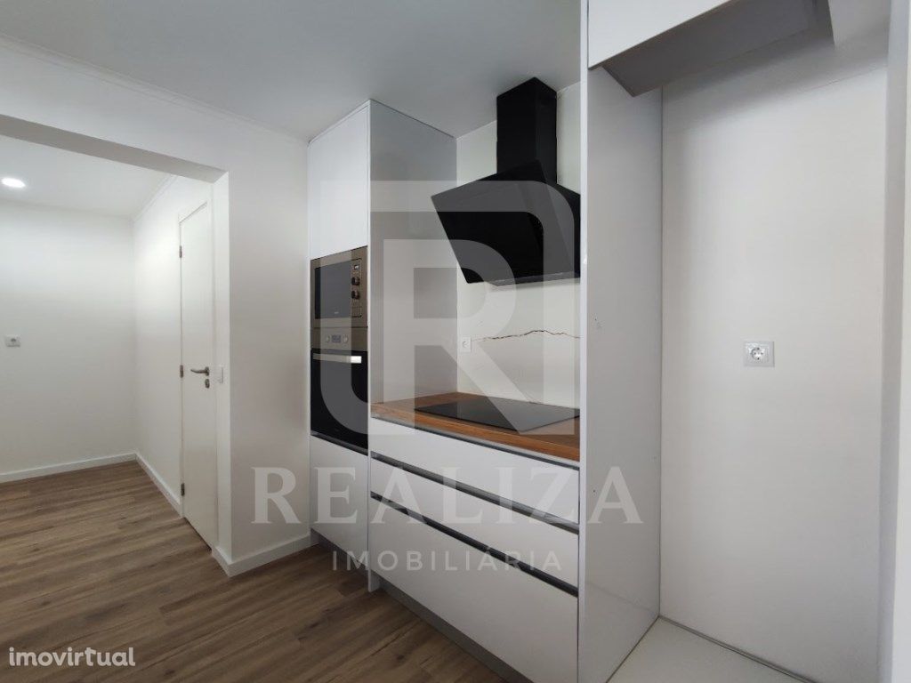 Apartamento T2 remodelado com elevador em Monte de Capari...