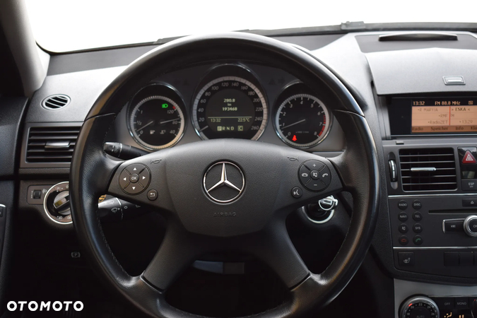 Mercedes-Benz Klasa C 180 CGI Automatik BlueEFFICIENCY Elegance - 34