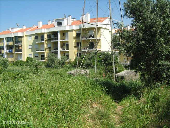 Terreno com 19.440m² para construção em Casais de Mem Martins-0