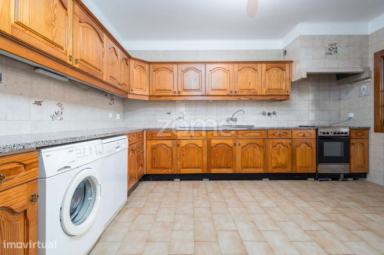 Moradia T4 (espaçosa) em Casais de Mem Martins-49