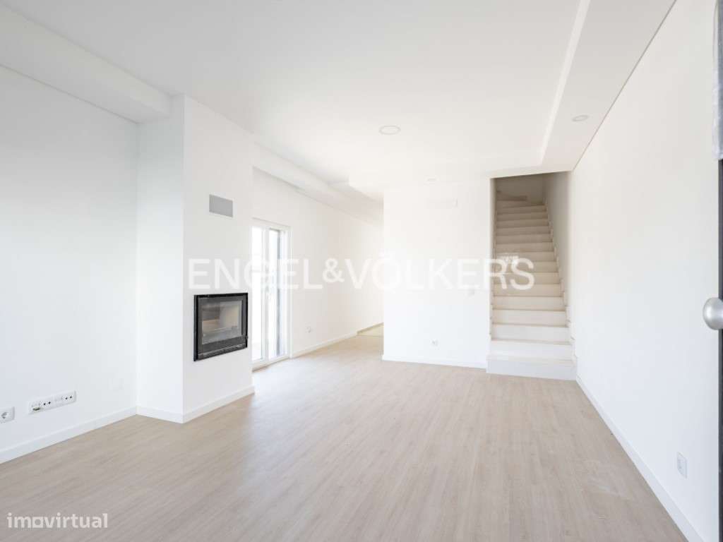 Moradia Geminada T4 Triplex em Fernão Ferro-10