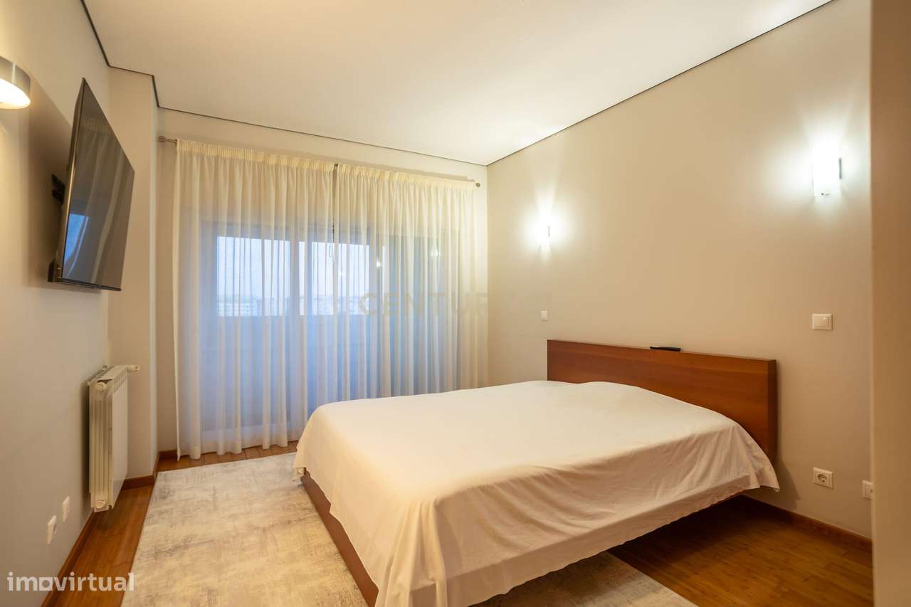 Um Apartamento com Alma de Moradia ; T3+1 + Terraço de 143 m²-32