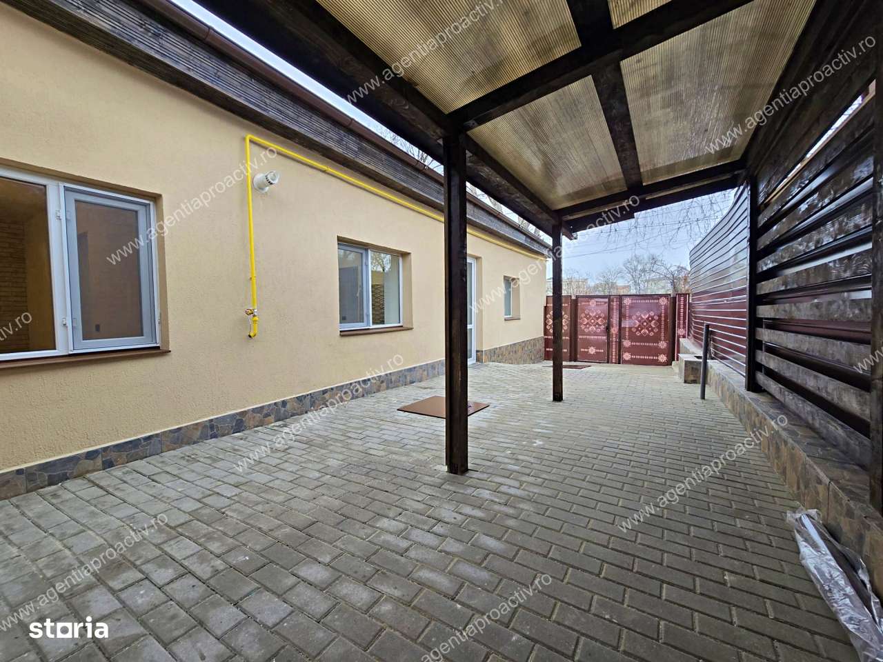 Casă individuală, renovată în 2025, zonă centrală, Str. Română.-4