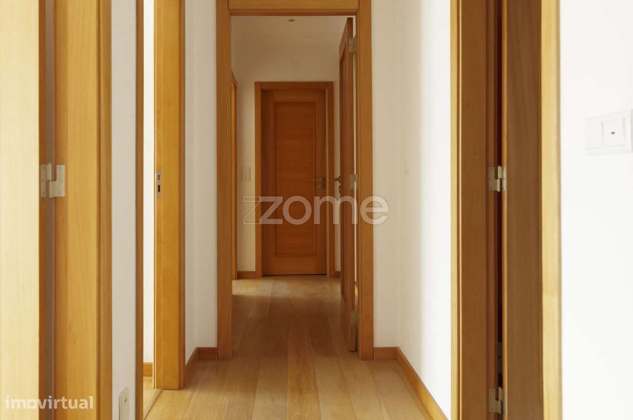 Apartamento T3 com varanda e vista de mar no L Towers em Paço de Ar...-7