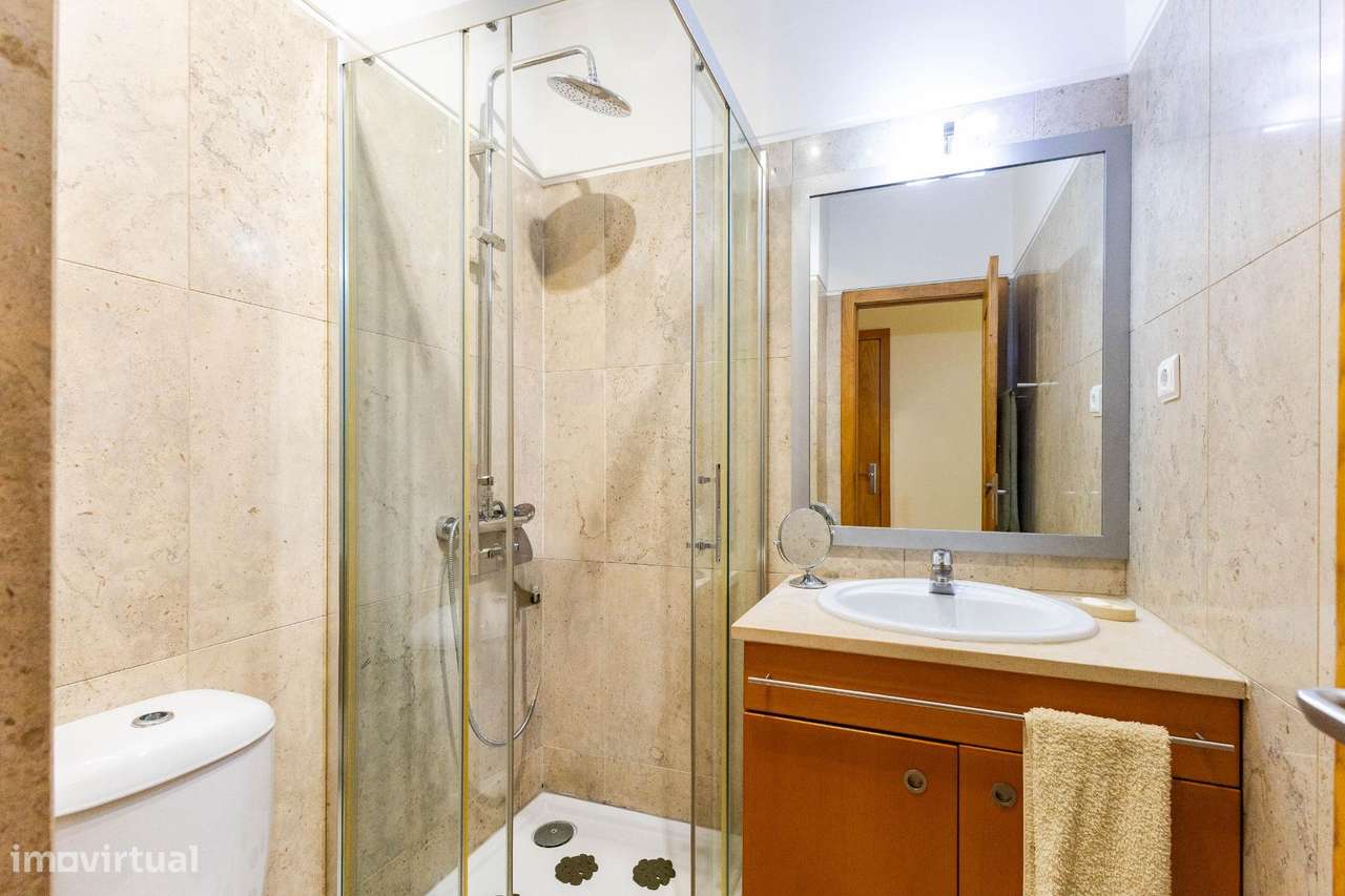 T3 Último Piso c/ Varanda, Garagem e Arrumos. Av. Altino Coelho,...-20