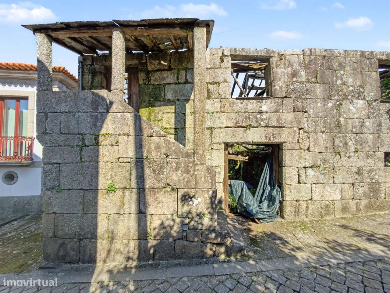 Moradia em pedra para reconstrução com projeto hoteleiro aprovado em A-17