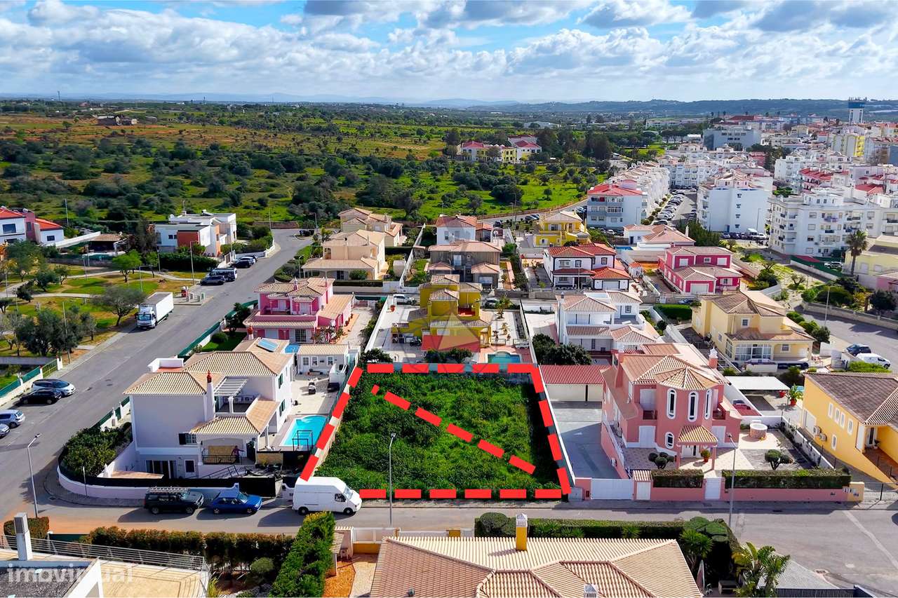 Terreno com projeto de construção de uma Moradia V4 térrea com piscina - Grande imagem: 4/21