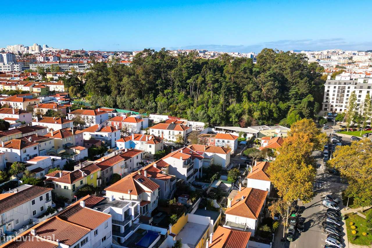 Moradia T4/5 com Piscina no Bairro de Santa Cruz – Benfica, Lisboa-34