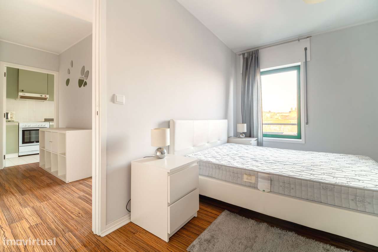 T1 mobilado com lugar de garagem à Praça da Galiza - Grande imagem: 4/13