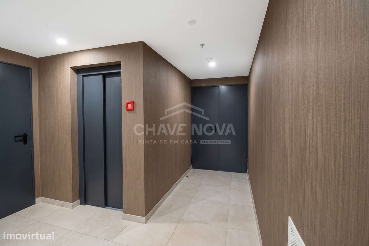 T2 Como Novo c/ Terraço em Santa Marinha (Candal)-29