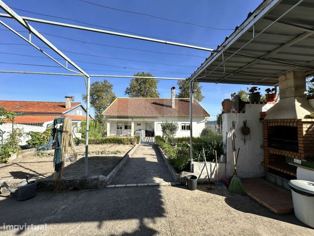 Moradia T3 com logradouro e anexo - Bairro do Espertim, Covilhã-40