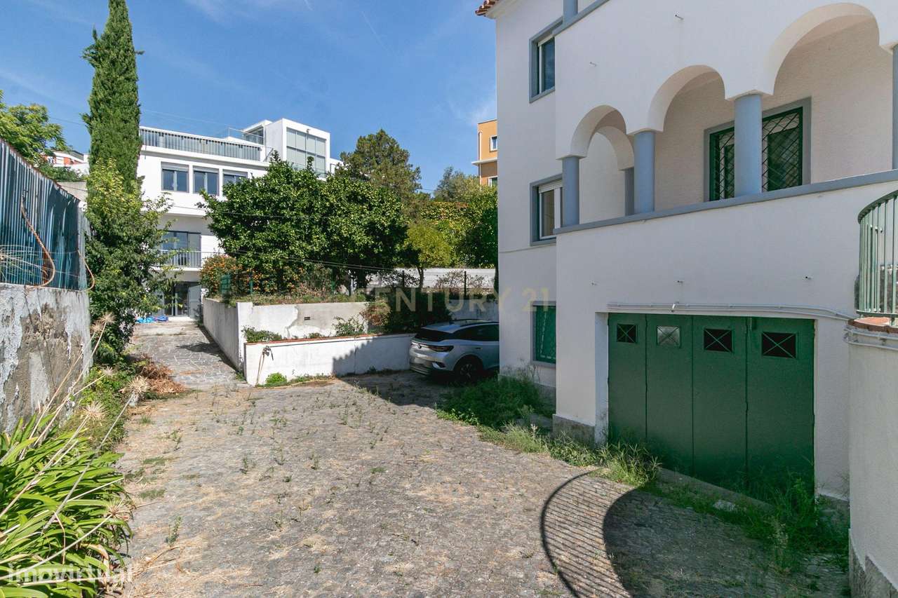 Terreno de 956m2 com duas moradias em Alcântara, Lisboa, uma T4 e T3-15