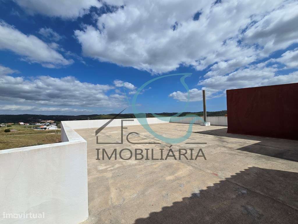 EXCLUSIVO - Excelente moradia de 2 pisos, com licença AL-43
