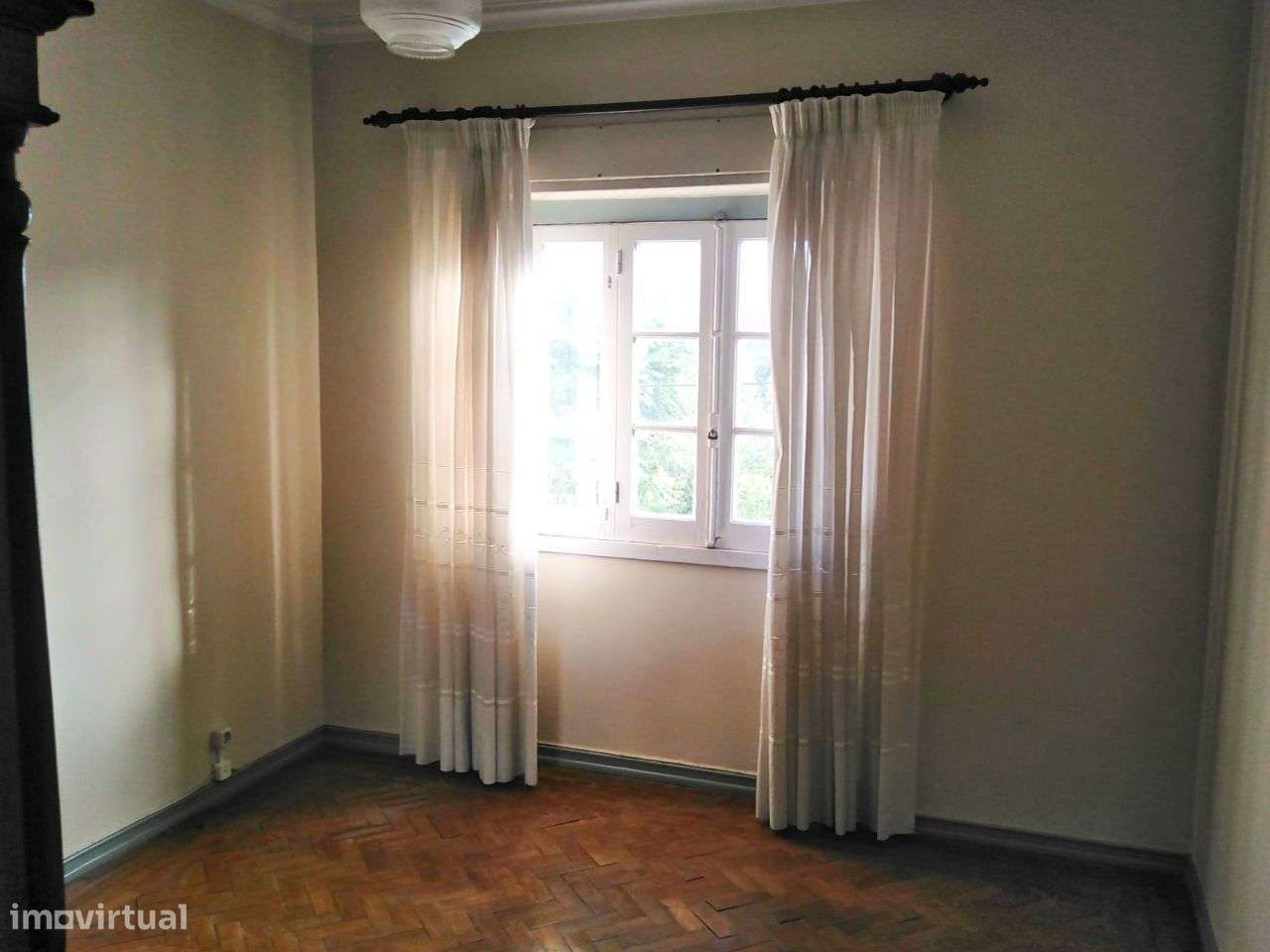 Moradia com 2 pisos a necessitar de obras de melhoramento. - Grande imagem: 3/19