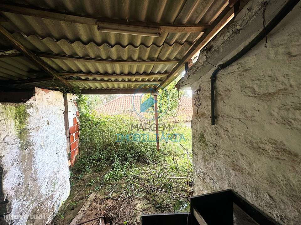 Casa em pedra p/restauro e terreno urbano – 87m de frente-7