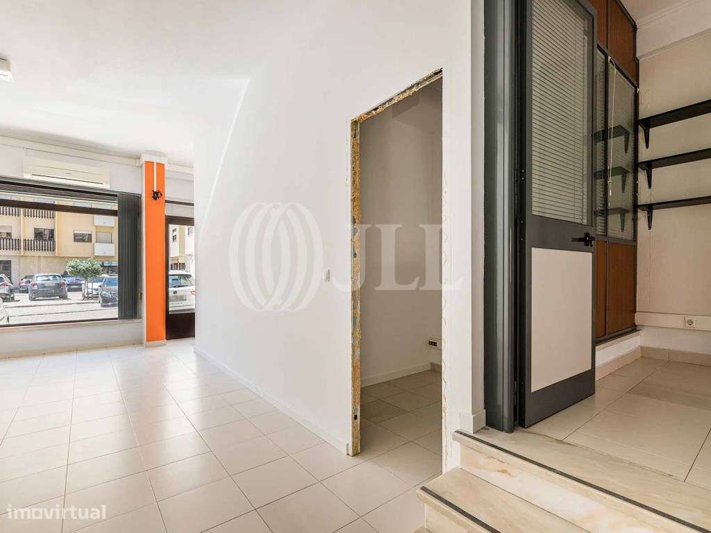 Loja com montra e duas frentes no Prior Velho, Lisboa - Grande imagem: 5/26